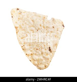 Nahaufnahme eines einzelnen Tortilla-Chips auf weißem Hintergrund, der auf mexikanische Küche und Snacks hindeutet. Stockfoto