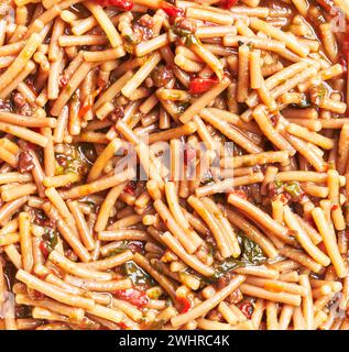 Nahaufnahme eines traditionellen italienischen Pasta e fagioli Gerichts mit Bohnen und Makkaroni. Stockfoto