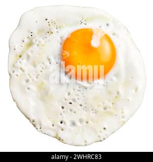 Nahaufnahme eines einzelnen, sonnigen Spiegeleiers auf weißem Hintergrund, perfekt für Frühstück oder kulinarische Themen. Stockfoto