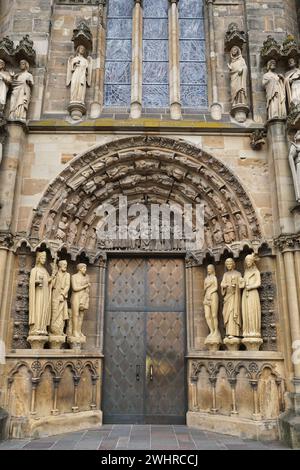 Ecclesia (links) und Synagoga (rechts) am Westportal der Marienkirche in Trier Stockfoto