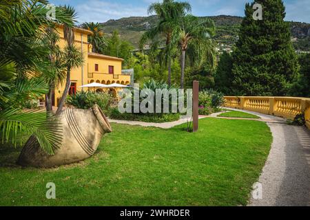 Fantastischer Ort mit verschiedenen dekorativen grünen Pflanzen und Palmen im botanischen Garten, Menton, Provence Alpes Cote d Azur, Frankreich, Europa Stockfoto