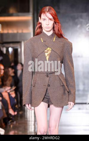 New York, Usa. Februar 2024. Während der New York Fashion Week – Februar 2024: Die Shows im Rockefeller Center – läuft ein Model auf dem Laufsteg der Monse Fashion Show. Quelle: SOPA Images Limited/Alamy Live News Stockfoto