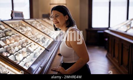 Junge, wunderschöne hispanische Frau besucht geologische Ausstellung im Naturhistorischen Museum in Wien Stockfoto