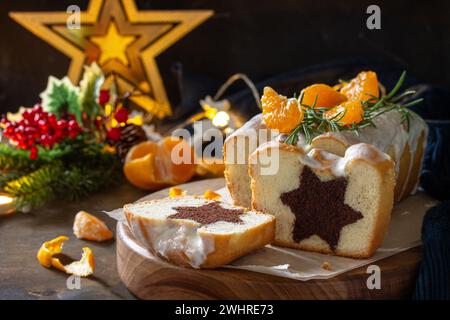 Weihnachtsdessert. Festlicher Winter-Schokoladenstern-Cupcake auf einem Holztisch. Stockfoto