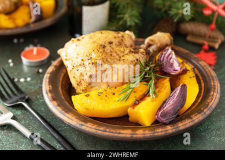 Truthahn weihnachtsessen. Gebackene pute oder Hühnchen mit Kürbis und roten Zwiebeln auf dem Festtisch garnieren. Stockfoto