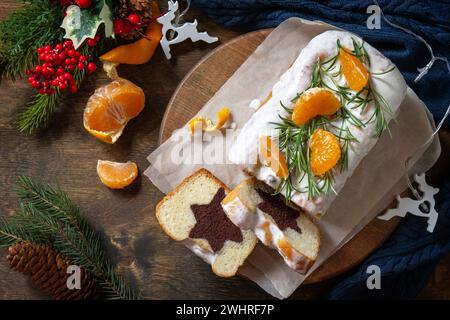 Weihnachtsdessert. Festlicher Winter-Schokoladenstern-Cupcake auf einem Holztisch. Draufsicht flach lay Hintergrund. Stockfoto