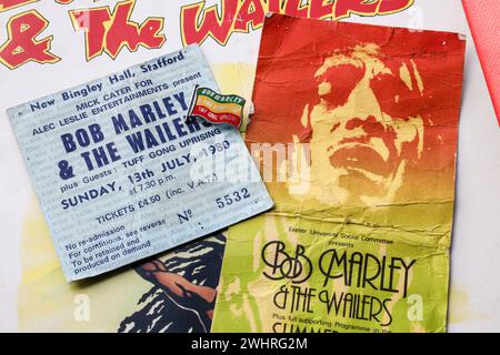 Ticket, Programm und Enamel-Abzeichen für Bob Marleys letzten Auftritt in Großbritannien in der Bingley Hall. Teil der Tuff Gong and Island Tour für das Album Aufstand. Stockfoto