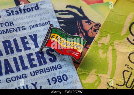 Ticket, Programm und Enamel-Abzeichen für Bob Marleys letzten Auftritt in Großbritannien. Teil der Tuff Gong and Island Tour für das Album Aufstand. Stockfoto