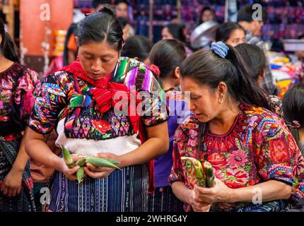 Chichicastenango, Guatemala. Quiche (Kiche, K'iche') Frauen mit bestickten Blusen, Einkaufen im Indoor Market, Sonntagmorgen. Stockfoto