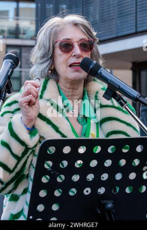 JW3, London, Großbritannien. Februar 2024. Dame Maureen Lipman beim Start der „Lovelock Geiselbrücke“ im JW3, Londons Jewish Community Centre. Die Lovelock Geiselbrücke ist eine neue Installation, die von Tausenden von signierten Vorhängeschlössern bevölkert wird, um Liebe und Solidarität für die 136 verbleibenden Geiseln zu zeigen, die die Hamas in Gaza über 128 Tage lang gefangen gehalten hat. und als Aufruf an die internationale Gemeinschaft, ihre Bemühungen um ihre Rückkehr nach Hause zu überarbeiten. Foto: Amanda Rose/Alamy Live News Stockfoto