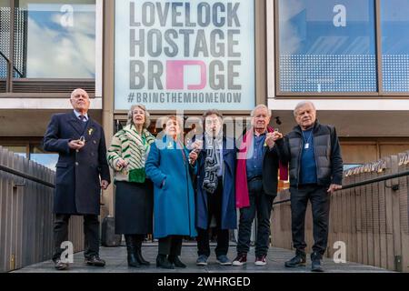 JW3, London, Großbritannien. Februar 2024. Start der Lovelock Geiselbrücke im JW3, Londons Jewish Community Centre. Die Lovelock Geiselbrücke ist eine neue Installation, die von Tausenden von signierten Vorhängeschlössern bevölkert wird, um Liebe und Solidarität für die 136 verbleibenden Geiseln zu zeigen, die die Hamas in Gaza über 128 Tage lang gefangen gehalten hat. und als Aufruf an die internationale Gemeinschaft, ihre Bemühungen um ihre Rückkehr nach Hause zu überarbeiten. Foto: Amanda Rose/Alamy Live News Stockfoto