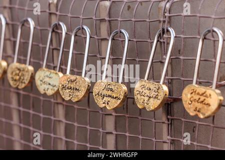 JW3, London, Großbritannien. Februar 2024. Start der Lovelock Geiselbrücke im JW3, Londons Jewish Community Centre. Die Lovelock Geiselbrücke ist eine neue Installation, die von Tausenden von signierten Vorhängeschlössern bevölkert wird, um Liebe und Solidarität für die 136 verbleibenden Geiseln zu zeigen, die die Hamas in Gaza über 128 Tage lang gefangen gehalten hat. und als Aufruf an die internationale Gemeinschaft, ihre Bemühungen um ihre Rückkehr nach Hause zu überarbeiten. Foto: Amanda Rose/Alamy Live News Stockfoto