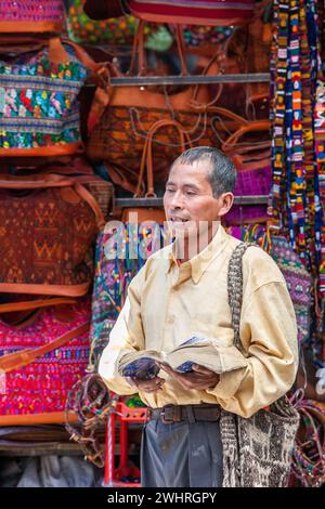 Chichicastenango, Guatemala.  Christian Minister Predigt aus der Bibel auf dem Markt am Sonntagmorgen. Stockfoto