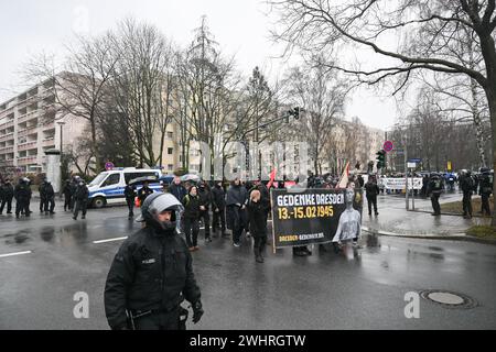 Dresden, Deutschland. Februar 2024. Teilnehmer an einem marsch rechtsextremistischer Kräfte spazieren durch die südlichen Vororte Dresdens, um den 79. Jahrestag der Zerstörung Dresdens im Zweiten Weltkrieg am 13. Februar 1945 zu feiern. Robert Michael/dpa/Alamy Live News Stockfoto