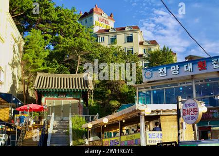 Gangneung City, Südkorea - 29. Juli 2019: Ein kleineres Hotel mit Ständen in Jeongdongjin, das einen einzigartigen Kontrast zu den traditionellen Coas bietet Stockfoto