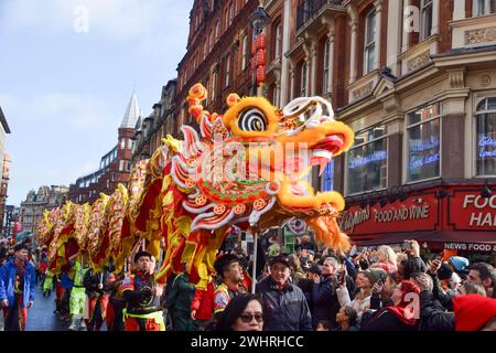 London, Großbritannien. Februar 2024. Drachendarsteller unterhalten die Menge während der chinesischen Neujahrsparade in der Shaftesbury Avenue, die das Jahr des Drachen feiert. Quelle: Vuk Valcic/Alamy Live News Stockfoto