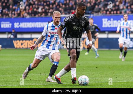 HEERENVEEN, NIEDERLANDE - 11. FEBRUAR: Luuk Brouwer vom SC Heerenveen, Jorrel Hato von Ajax kämpfen um den Ball während des niederländischen Eredivisie-Spiels zwischen SC Heerenveen und AFC Ajax im Abe Lenstra Stadion am 11. Februar 2024 in Heerenveen, Niederlande. (Foto: Pieter van der Woude/Orange Pictures) Stockfoto