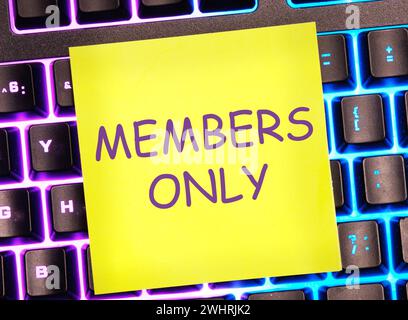 NUR Text, der auf einem gelben Aufkleber auf einem hellen Tastaturhintergrund geschrieben ist Stockfoto