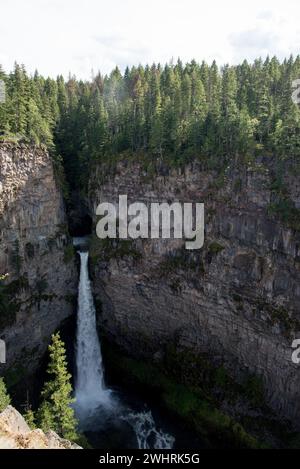 Die Spahats Creek Falls sind ein spektakulärer Wasserfall, der rund 20 Meter über einem vulkanischen Felsenrand im Wells Gray Provincial Park in British Columbia fällt Stockfoto