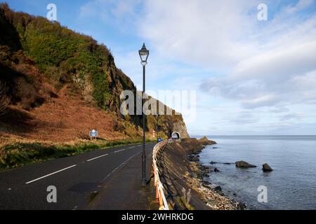 Küstenwanderweg vor schwarzem Bogen auf der antrim Coast Road zwischen larne und Drains Bay County antrim Nordirland großbritannien Stockfoto