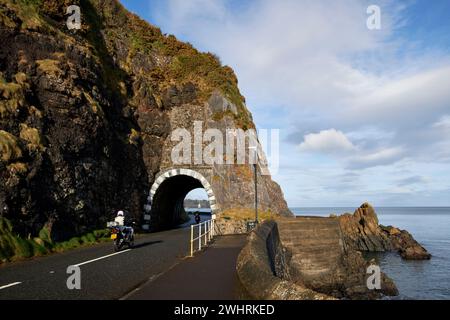 sonntagmorgen Motorradfahrer am Black Arch an der Küstenstraße von antrim zwischen larne und Drains Bay County antrim Nordirland großbritannien Stockfoto