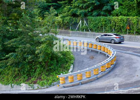 Gangneung City, Südkorea - 29. Juli 2019: Eine anspruchsvolle steile Umkehr zwischen Simgok Port und Jeongdongjin, mit einem Auto, das den SHA fährt Stockfoto