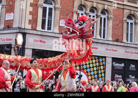 London, UK, 11. Februar 2024. Menschenmassen füllten die Straßen im Zentrum Londons rund um Chinatown, um die Chinesische Neujahrsparade oder die Lunar New Year Parade 2024 zu sehen. Dieses Mal bringt das Jahr des Drachen ein und läutet Veränderungen und Möglichkeiten ein. Kredit : Monica Wells/Alamy Live News Stockfoto