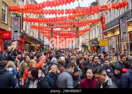 London, Großbritannien. Februar 2024. Menschenmassen strömen zum chinesischen Neujahr nach Chinatown. Dieses Jahr ist das Jahr des Drachen. Quelle: Vuk Valcic/Alamy Live News Stockfoto