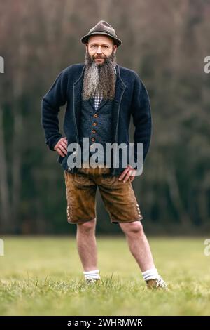 Porträt eines bayerischen Mannes, der draußen eine traditionelle Volkstracht trägt Stockfoto