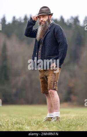 Porträt eines bayerischen Mannes, der draußen eine traditionelle Volkstracht trägt Stockfoto