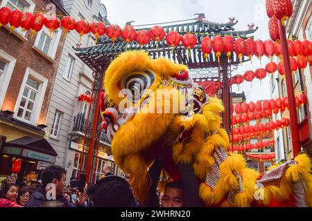 London, Großbritannien. Februar 2024. Löwentänzer bringen viel Glück in Restaurants und Geschäften in Londons Chinatown zum chinesischen Neujahr. Dieses Jahr ist das Jahr des Drachen. Quelle: Vuk Valcic/Alamy Live News Stockfoto