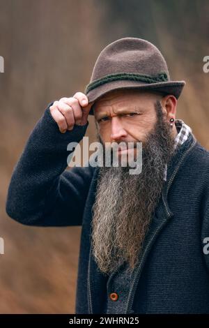 Porträt eines bayerischen Mannes, der draußen eine traditionelle Volkstracht trägt Stockfoto