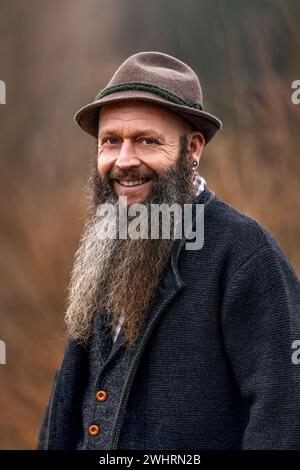 Porträt eines bayerischen Mannes, der draußen eine traditionelle Volkstracht trägt Stockfoto