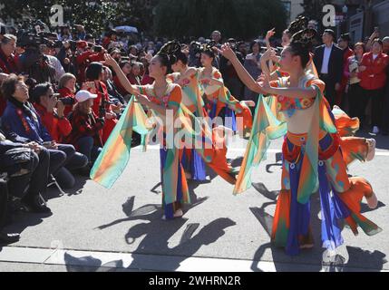 San Francisco, USA. Februar 2024. Künstler der Huaxing Art Troupe treten am 10. Februar 2024 im Chinatown in San Francisco, Kalifornien, USA, auf, um das chinesische Neujahrsfest zu feiern. Quelle: Liu Yilin/Xinhua/Alamy Live News Stockfoto