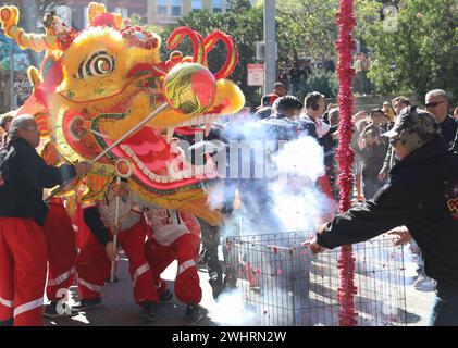 San Francisco, USA. Februar 2024. Während einer Veranstaltung zum chinesischen Neujahrsfest im Chinatown in San Francisco, Kalifornien, USA, findet am 10. Februar 2024 eine Löwentanz-Performance statt. Quelle: Liu Yilin/Xinhua/Alamy Live News Stockfoto