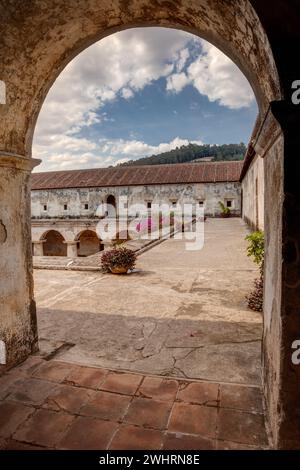 Antigua, Guatemala. Kapuzinerkloster, Erbaut 1736. Eingang zum Gehweg mit Blick auf den Innenhof. Stockfoto