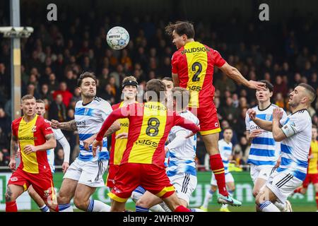 DEVENTER - Anselmo Garcia MacNulty of PEC Zwolle, Mats Deijl von Go Ahead Eagles während des niederländischen Eredivisie-Spiels zwischen Go Ahead Eagles und PEC Zwolle am 11. Februar 2024 in de Adelaarshorst in Deventer, Niederlande. ANP VINCENT JANNINK Stockfoto