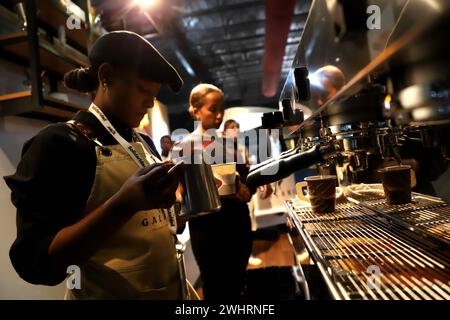 Addis Abeba, Äthiopien. Februar 2024. Die Menschen machen Kaffee während der 20. African Fine Coffees Conference and Exhibition und der ersten Afrikanischen Kaffeewoche in Addis Abeba, der Hauptstadt Äthiopiens, am 8. Februar 2024. ZUM THEMA „Interview: Afrikanische Kaffeehersteller-Länder drängten, Mehrwert für Kaffeeexport zu schaffen“ Credit: Michael Tewelde/Xinhua/Alamy Live News Stockfoto