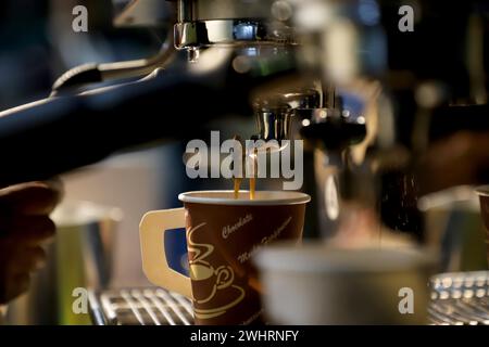 Addis Abeba, Äthiopien. Februar 2024. Eine Tasse Kaffee wird während der 20. African Fine Coffees Conference and Exhibition und der ersten Afrikanischen Kaffeewoche in Addis Abeba, der Hauptstadt Äthiopiens, am 8. Februar 2024 zubereitet. ZUM THEMA „Interview: Afrikanische Kaffeehersteller-Länder drängten, Mehrwert für Kaffeeexport zu schaffen“ Credit: Michael Tewelde/Xinhua/Alamy Live News Stockfoto