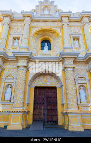 Antigua, Guatemala. Eingang zur Kirche La Merced, fertiggestellt 1767. Dekorativer Ataurique-Stil. Stockfoto