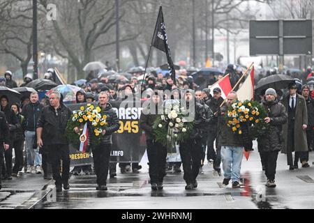 11. Februar 2024, Sachsen, Dresden: Teilnehmer an einem marsch rechtsextremistischer Kräfte gehen durch die südlichen Vororte Dresdens, um den 79. Jahrestag der Zerstörung Dresdens im Zweiten Weltkrieg am 13. Februar 1945 zu feiern. Foto: Robert Michael/dpa Stockfoto