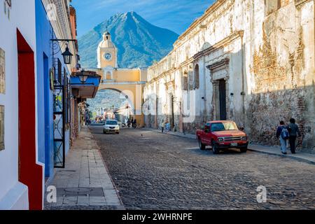 Antigua, Guatemala. Santa Catalina Arch, Agua Vulkan im Hintergrund. Stockfoto