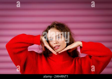 Junge rothaarige Frau, die Gesichts-Yoga-Gesichts-Gymnastik-Selbstmassage und Gesichts-Building-Übung macht. Stockfoto