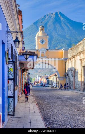 Antigua, Guatemala. Santa Catalina Arch, Agua Vulkan im Hintergrund. Stockfoto