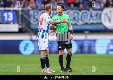 Heerenveen, Niederlande. Februar 2024. HEERENVEEN, NIEDERLANDE - 11. FEBRUAR: Luuk Brouwer vom SC Heerenveen spricht mit Schiedsrichter Danny Makkelie während des niederländischen Eredivisie-Spiels zwischen SC Heerenveen und AFC Ajax im Abe Lenstra Stadion am 11. Februar 2024 in Heerenveen, Niederlande. (Foto: Pieter van der Woude/Orange Pictures) Credit: Orange Pics BV/Alamy Live News Stockfoto