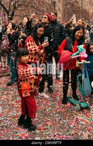 Die Feierlichkeiten zum Neujahrsfest beginnen mit Konfetti, Löwentanz und Feuerwerkskörpern auf der Lower East Side, NY, am Samstag, den 10. Februar 2024. 2024 ist das Jahr des Drachen. (Foto: Cristina Matuozzi/SIPA USA) Stockfoto