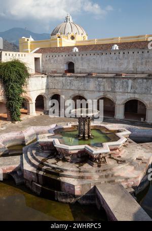 Antigua, Guatemala. Innenhof und Brunnen (Fuente de Pescados) der Kirche La Merced. Brunnen erbaut 18. Jahrhundert, restauriert 1944. Stockfoto