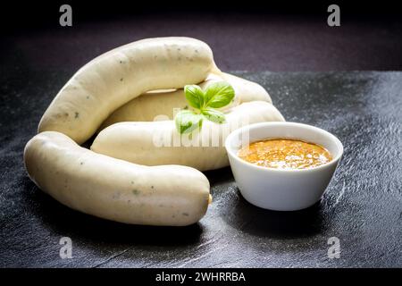 Original Münchner Weißwurst mit süßem Senf Stockfoto