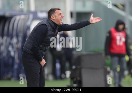 Bologna, Italien. Februar 2024. Foto Michele Nucci/LaPresse 11. Februar 2024, Bologna, Italia Sport, calcio. Bologna f.c. vs. u.s. Lecce - Campionato di calcio Serie A TIM 2023/2024 - stadio Renato Dall'Ara Nella Foto: Roberto D'Aversa (US Lecce) Foto: Michele Nucci/LaPresse 11. Februar 2024, Bologna, Italien. Sport, Fußball. Bologna f.c. vs. u.s. Lecce - italienische Fußballmeisterschaft League A TIM 2023/2024 - Renato Dall'Ara Stadion im Bild: Roberto D'Aversa (US Lecce) Credit: LaPresse/Alamy Live News Stockfoto