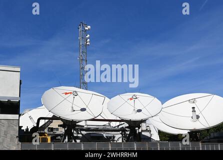 CULVER CITY, KALIFORNIEN - 28. JAN 2024: Antennen Array im Hauptquartier von Globecast, einem internationalen Satellitenkommunikationsdienst. Stockfoto